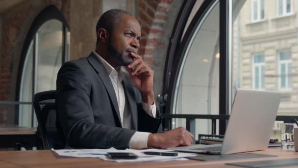 非裔美国人的雇主企业家思考问题解决方案犹豫不决的决策思考想出主意的人商务办公室商人桌上的男性经理打字 — 图库视频影像