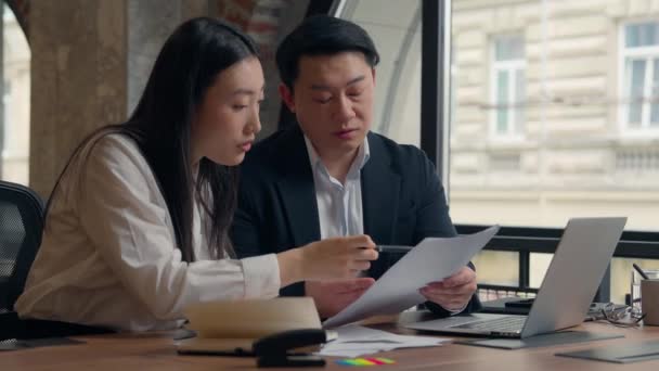 Dois Gestores Empresas Colegas Trabalho Asiáticos Colegas Trabalham Juntos Documentos — Vídeo de Stock