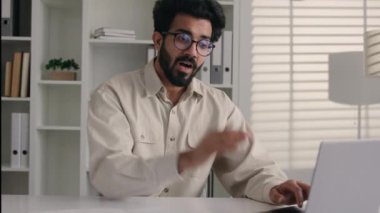 Hüsrana uğramış iş adamı Hintli Arap erkek işadamı. İş adamı. Masaj yapan, ağrılı boyun ağrısı çeken.