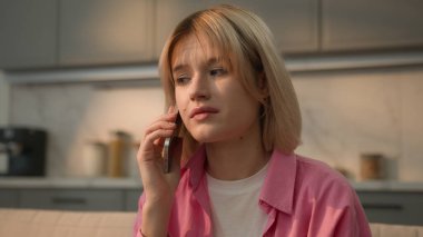 Kafkasyalı genç kız öğrenci bayan ev sahibi ev sahibi ev içinde cep telefonuyla konuşan akıllı telefon görüşmeleri kafası karışmış sigorta kredisi sorununu tartışmışlar.