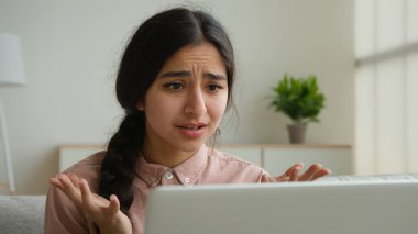 Stresli Arap kadın Hintli iş kadını öğrenci çevrimiçi sınavda başarısız oldu. Sonuç olumsuz oldu. Kadın evinde bilgisayar sorunu yaşıyor.