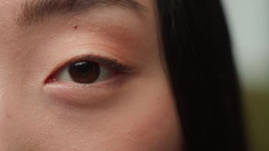 Lazer göz ameliyatı, makro çekimler, kadın koyu renk gözler, kontakt lensler, göz doktorluğu, iyi görme yeteneği, Asyalı kadın, Koreli Japon kız modeller, detaylar.