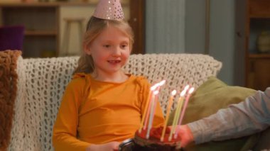 Kafkasyalı küçük kız, gülümseyen çocuk kız, liseli kız bebek, şapkalı doğum günü kutlaması, neşeli pastaya mum üfleme, sürpriz anne, doğum günü partisini kutla.