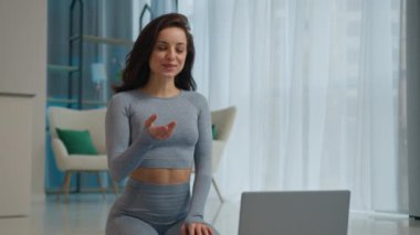 Mutlu Kafkasyalı kadın fitness eğitmeni spor antrenörü bayan blogger eğitmeni çevrimiçi yoga pilates video akış eğitim blogu antreman blogu evde boyun kası egzersizi.