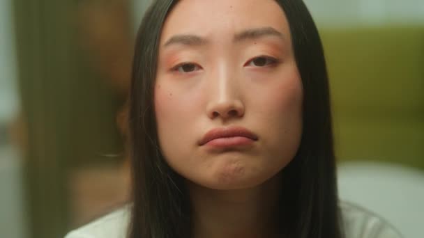 顔の肖像画を閉じる アジアの若い女性 退屈な悲しい感情 孤独に孤独な韓国中国の女学生ホームナー カメラを見ている日本の女性はメラニンコリストの問題を心配しました — ストック動画