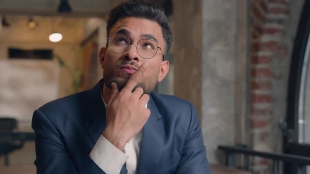 Arabisk Indisk Etnisk Man Omtänksam Manlig Affärsman Entreprenör Tror Lösa — Stockvideo
