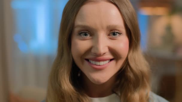 Primer Plano Retrato Mujer Caucásica Sonriendo Chica Millennial Feliz Ama — Vídeo de stock