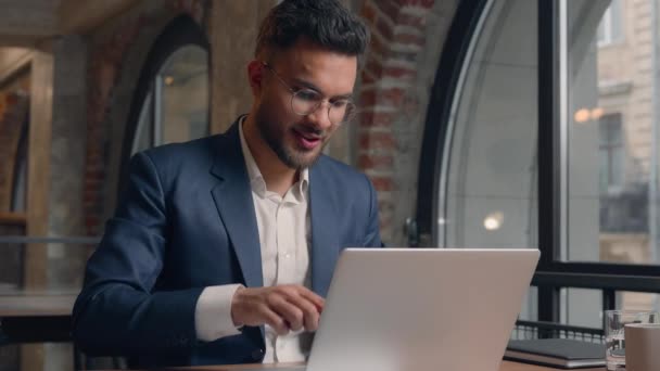 사무실 프로젝트 실업가 매니저 프리랜서 노트북 편안한 남자는 즐거운 미소에 — 비디오