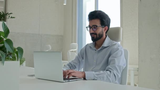 Arab Muslim Pengusaha Etnis India Yang Bekerja Dengan Komputer Kantor — Stok Video