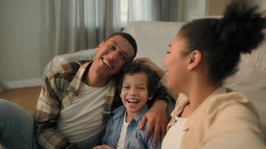 Mutlu Afro-Amerikan aile konuşmaları cep telefonları komik ebeveynler küçük oğlan çocuk gülümseme kayıtları yeni taşınma gününde blogda canlı yayında akıllı telefon kamerası anne baba-baba selfie fotoğrafını kutla