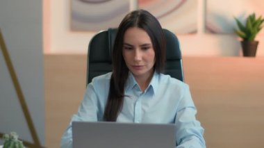Kafkas iş kadını girişimci ofis müdürü iş yerinde bilgisayar başında sohbet eden mutlu iş kadını gülümse kameraya gülümseyen profesyonel iş kadını