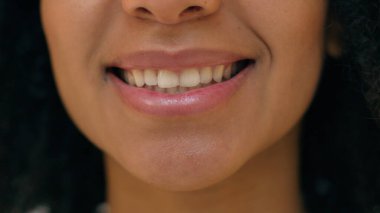 Mutlu, Afro-Amerikan kadın, güzel dudaklar dişlek, dişlek, dişlek, kadın etnik, neşeli, neşeli, dişlek, zinde, sağlıklı, pozitif model gülümseyen bireyselliğin keyfini çıkar.