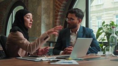 Çeşitli iş ortakları Hintli Arap erkek Müslüman kadın tesettüre tesettüre konu oluyor ofis bilgisayarında proje tartışılıyor çok ırklı iş kadını