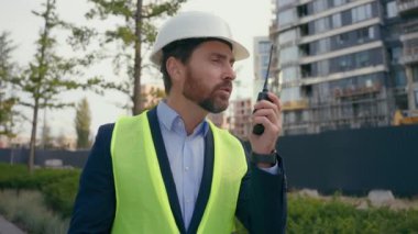 Kafkasyalı, agresif, sinirli, kızgın, kızgın mimar mühendis müteahhit bağırıyor, sorun çıkartıyor, memnun olmayan tamirci telsizle bağırıyor.
