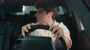 Kızgın, sinirli, agresif, Kafkasyalı işadamı öfke işlerinde başarısızlığa uğradığını düşünüyor. Öfkeli erkek adam sorunu. Otomobil kuaföründe oturuyor.