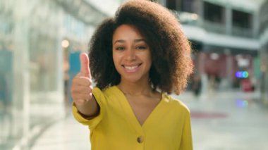 Genç, neşeli, Afro-Amerikan kadın, gülümseyen, dost canlısı, dişi, jest, olumlu işaret, işaret, mutluluk.