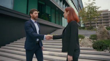 İki Kafkasyalı iş ortağı ofis binası yakınlarında buluşuyor ortaklar el sıkışıyor girişimciler iş kadını yetişkin işadamları el sıkışıyor yatırımcılar kentsel yatırımları tartışıyor