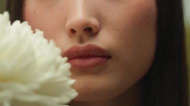 Son derece yakından bakınca Asyalı kız, Koreli kadın dudakları ayırt edilemez detaylar çiçek kokan, Japon, sağlıklı bayan kız arkadaş buketi içine çekiyor çiçek aromalı parfüm, kozmetik güzellik.