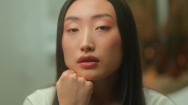 Hüzünlü, yalnız, üzgün, Asyalı, Koreli, kız, iş kadını, yorgun, Japon, kadın, baş ağrısı, kötü sağlık sorunu, depresyon, hoşnutsuzluk, yüz ifadeleri.