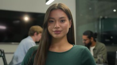 Kafkasyalı iş kadını portresi bayan işkadını müşteri kız girişimci akıl hocası koç CEO şirket yöneticisi yönetici danışman kamera gülümseyen ofis iş arkadaşları arka plana bakıyor