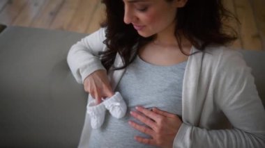Mutlu Kafkasyalı anne, kadın, kanepe koltuğu, hamile kadın, bebek ayakkabıları, karın sağlığı hamileliği, bebek ilaçları, çocuk sigortası, alışveriş mağazası kıyafetleri.