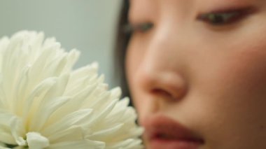 Şehvetli Asyalı kadın saflığı Çinli Japon kız çiçek kokulu çiçek kokusu aldı kadın yüzüne yakın bir demet taze bahar kokusu sağlıklı tıbbi güzellik doğal kozmetik