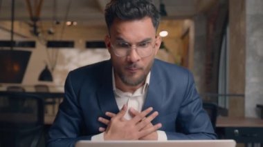 Öfkeli çılgın iş adamı Hintli Arap erkek sinirli adam sinirli patron lideri konuşma video konferansı çığlık çığlığa tartışmalı iş anlaşmazlığı yanlış anlaşılma ofis işyeri