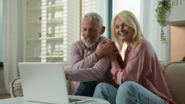 Mutlu son sınıf öğrencisi, beyaz, yaşlı bir çift internette konuşuyor. Bilgisayarlı, bilgisayarlı, olgun koca eşiyle erkek arıyor. Kucaklaşıyor, sarılıyor, sohbet ediyor, sohbet ediyor, sohbet ediyor.