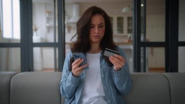 Kafası karışık beyaz bir kız kız müşteri müşteri müşteri kadın kanepe ev satın almak kredi kartı cep telefonu satın almak banka başvuru sorunu ödemek para güvensiz online ödeme dolandırıcılık başarısız işlem