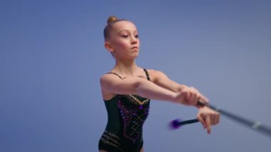 Beyaz, genç, spor kızı kız, liseli kız, jimnastikçi, akrobat, jonglör, dansçı, dönme dolap, hokkabazlık kulüpleri, mavi stüdyo arka planındaki çocuklar dans okulu.
