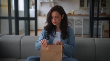 Kafkas kadın, kanepe kanepesinde aç kadın. Paketleri aç, paket paketleri aç, yemek götür, yemek sipariş et, bozuk kokulu, kötü kokulu, berbat, kötü kokulu, iğrenç, iğrenç, tiksindirici.