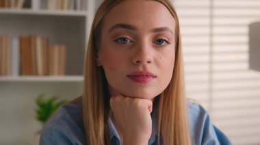 Hareketli kareyi çek. Kafkasyalı sakin bir iş portresi hayal et. Ofiste hayalperest bir kadın var.