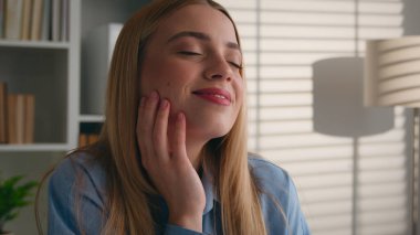 Mutlu beyaz kadın hayal kuruyor masa kütüphanesinde oturuyor ofis ofis ofis bayan işkadını ilham verici iş kadını gülümseme planlama mutluluk rüyası molası