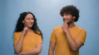 Stüdyoda mavi arka planda bir portre İspanyol sevgili düşünceli düşünce sorunu çözümü çok ırklı çift üzerinde kafa yoran düşünceli iki arkadaş, aile babası, kadın ve erkek arasında karar verme.