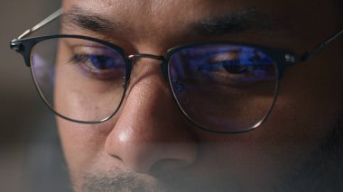 Gözlüklü iş adamını kapat bilgisayar veri kriptosu ile çalışıyor kırpılmış görüşü analiz ediyor gözlüklü erkek gözleri dizüstü bilgisayara bakıyor mavi ışık yansıması adam iş programlama kodlaması