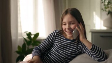 Cep telefonuyla konuşan akıllı telefon gülüşü iletişim kuruyor. Sohbet ediyor. Çocuk kız teknolojisi.