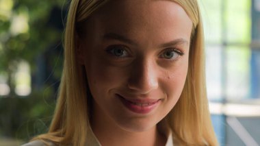 Kapalı yüz güzel beyaz kız çekici kadın iş kadını iş kadını ofis sekreteri kadın baştan çıkarıcı doğal makyajlı kamera flörtü gülümse kadın portresi