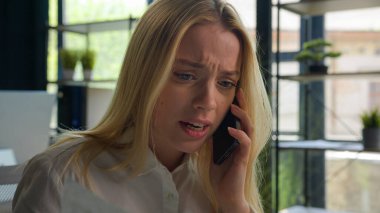 Öfkeli Kafkasyalı kadın sinirli kadın iş kadınının ofiste cep telefonuyla konuşması belgesellerle kız sorununu vurguladı. İş sözleşmesi hatası. Akıllı telefon çığlıkları atarak bitirme çağrısı yapıyor.