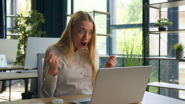 Возбужденный удивленный Кавказская девушка счастливая деловая женщина, работающая на ноутбуке в офисной компании выиграть предлагают удивительные новости чудо да шок бизнес-женщина выигрывает хлопок руки празднование прибыли достижения