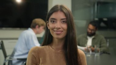 Kafkasyalı iş kadını mutlu mutlu kız bayan takım lideri işveren danışmanı danışman ofiste insan kaynakları işe al şirketin kadın CEO 'su gülümseyen dişlek kameraya bakıyor.