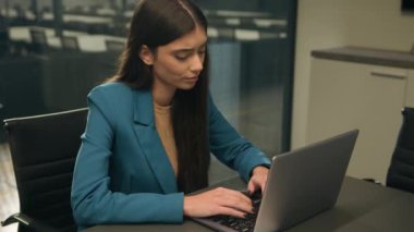 Hintli ofis çalışanı kadın Arap kız menajer Kafkas kadın iş kadını girişimci kafası karışmış üzgün yorgun ciddi iş yerinde bilgisayarla ilgili bilgisayar problemi ile çalışıyor