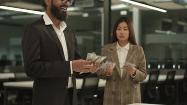 Çok ırklı meslektaş çeşitliliği var. Feminizm, eşit haklar iş iş sorunu, eşitsizlik, para, kadın ayrımcılık, Hintli erkek, Asyalı kadın, maaş sayıyor.