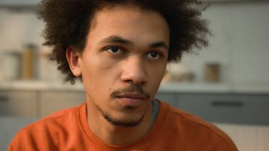 Evdeki Afrikalı Amerikalı üzgün adam sağlık sorununun kötü ruh hali yalnız etnik erkek ev sahibi düşünceli negatif somurtkan yorgun yorgun yorgun portre