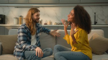 Mutlu çift, çok ırklı, çok ırklı, beyaz erkek, erkek erkek erkek erkek arkadaş şaşırdı.