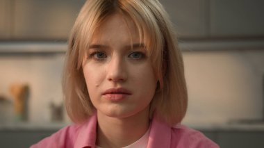 Ciddi şekilde korkmuş endişe dolu bir portre tek başına eğitim sorunları, ipotek iflas kredisi insanlar kameraya bakan beyaz kadın tıpla karşı karşıya.