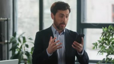 Sinirli, sinirli, beyaz adam müşteri memnun olmayan, kızgın, iş adamı, kötü haber okuyan, akıllı telefondan hayal kırıklığına uğramış, kötü hizmet bataryası.