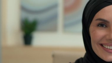 Yarım yüz portresi, İslami kadın tesettür, mutlu iş kadını, gülümseyen dişli gülümseme, neşeli kız, etnik Arap iş kadını Arap bayan, İslami güzellik, sağlık fotokopisi alanı.