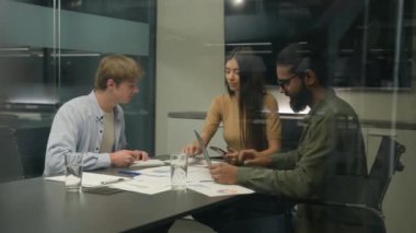 Çok ırklı meslekdaşlar takım çalışması çeşitli iş arkadaşları ofis yönetim kurulu Arap erkekleri beyaz kadın iş projeleri dizüstü bilgisayarlı telefon cihazları yazıyorlar.