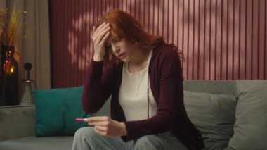 Bekar, hamile, beyaz, müstakbel anne evde üzgün, şokta, kadın test pozitif ya da negatif sonuç, istenmeyen hamilelik stresi, endişeli kız problemleri, kısırlık...