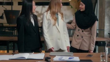 Grup çok ırklı kadın iş kadınları iş kadınları çeşitliliği insanlar çok ırklı iş arkadaşları kadın Kafkas kadın iş kadını Müslüman kız tesettüre gülümseyerek başparmak gösterme